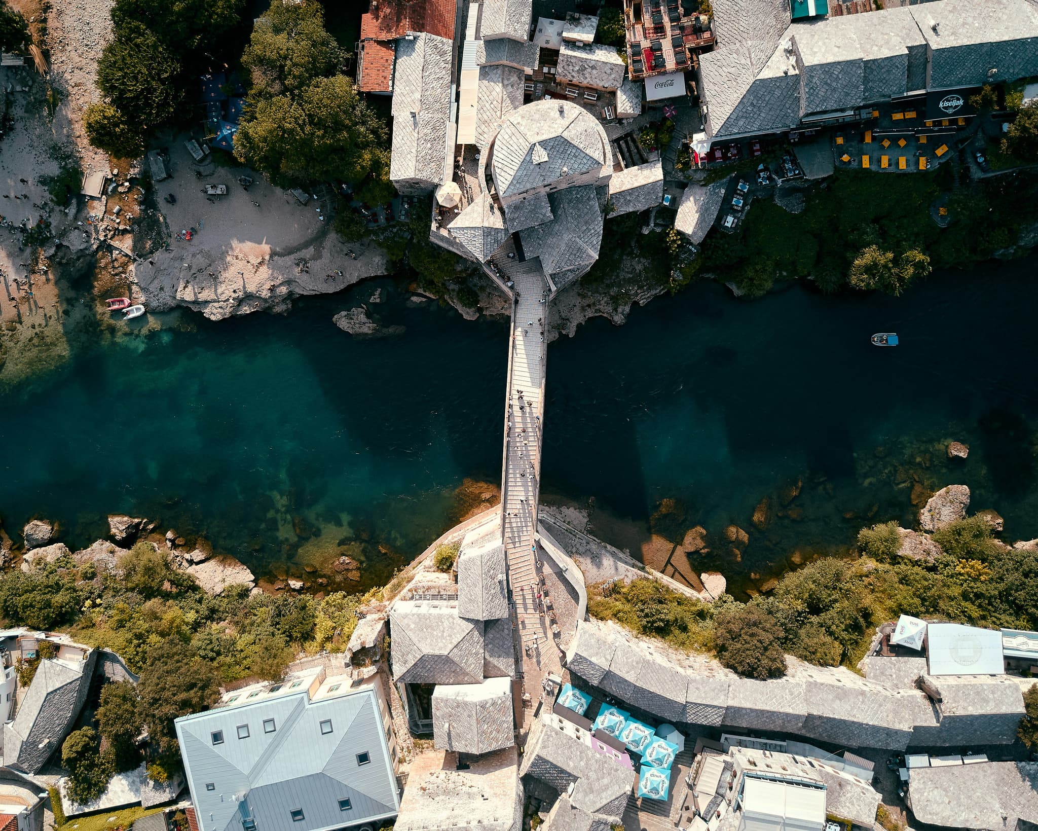 Mostar is undoubtedly the iconic image of Bosnia and Herzegovina. Its famous stone bridge, the Stari Most, rebuilt after the war, attracts thousands of visitors each year. But beyond the clichés, Mostar reveals an astonishing quality of life. Between its cobbled streets, Ottoman houses, and daring divers jumping into the Neretva, this city has managed to preserve its authenticity while opening up to the world.