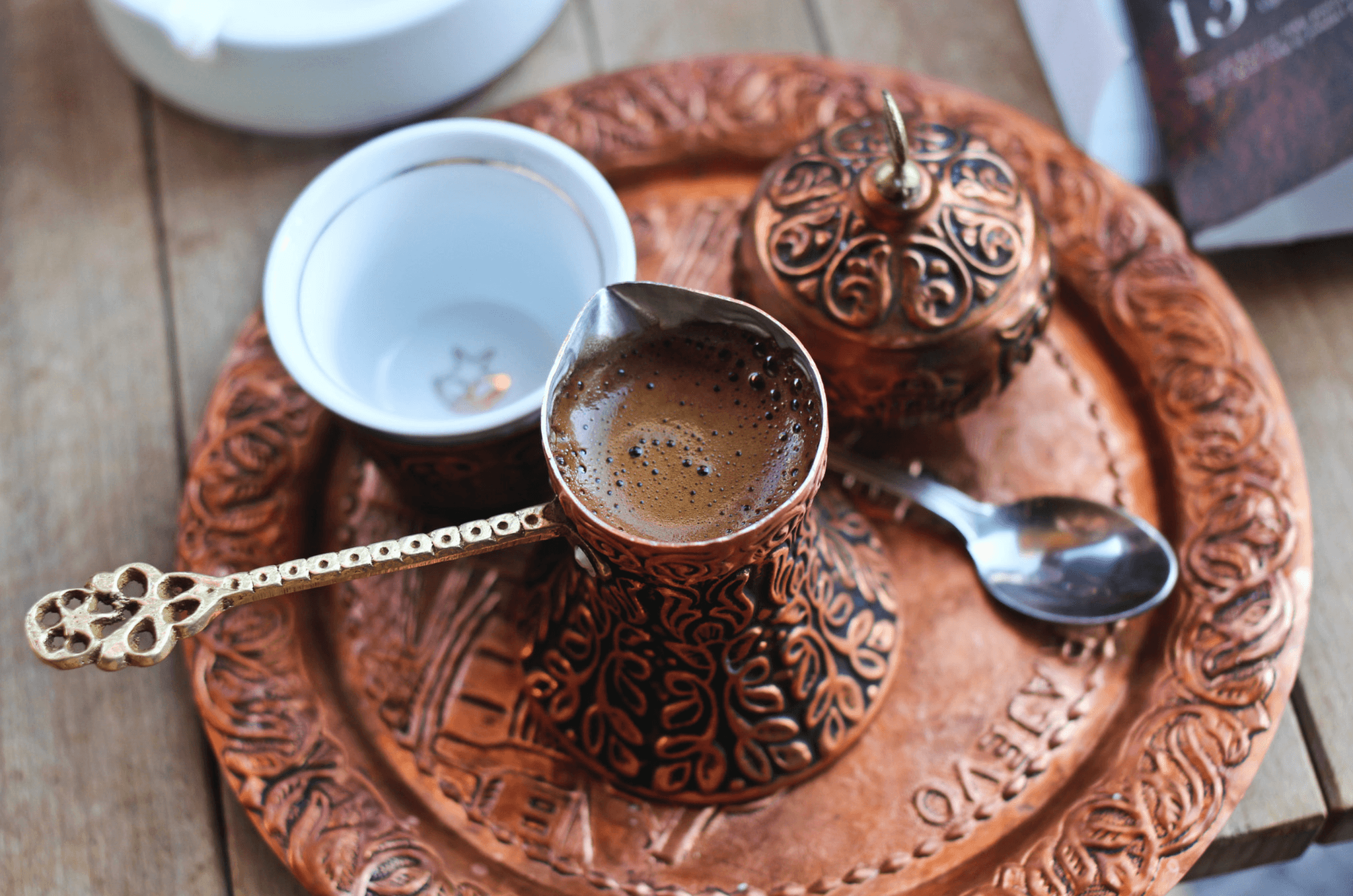 In Bosnia and Herzegovina, coffee is much more than a drink—it's an institution. Whether for chatting, meeting up, or simply savoring the moment, cafes are omnipresent. While many now opt for Italian espresso, the true Bosnian coffee, served in a small copper pot called džezva, remains an essential ritual. Its taste, similar to Turkish coffee, is enriched by a thick foam and often accompanied by a piece of Turkish delight.