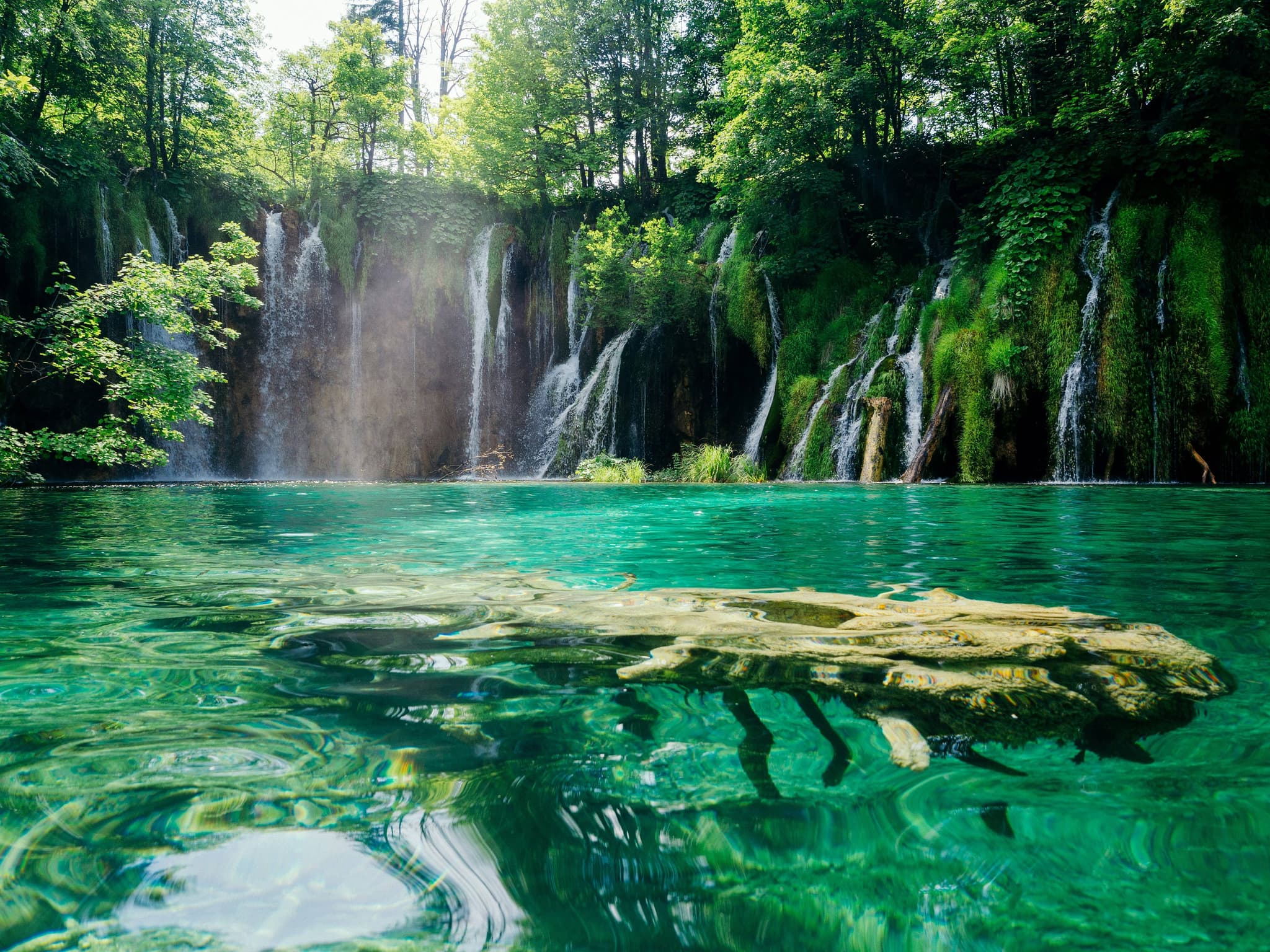 Loin des plages, la Croatie révèle un autre visage, plus sauvage et verdoyant. Ses huit parcs nationaux sont de véritables havres de paix : les lacs turquoise de Plitvice, les chutes impressionnantes de Krka, les montagnes du Velebit ou encore les sentiers du parc de Paklenica enchantent les amoureux de randonnée et d’air pur. Ici, la nature est reine, accessible et spectaculaire, parfaite pour un road trip, une aventure en famille ou une escapade ressourçante.