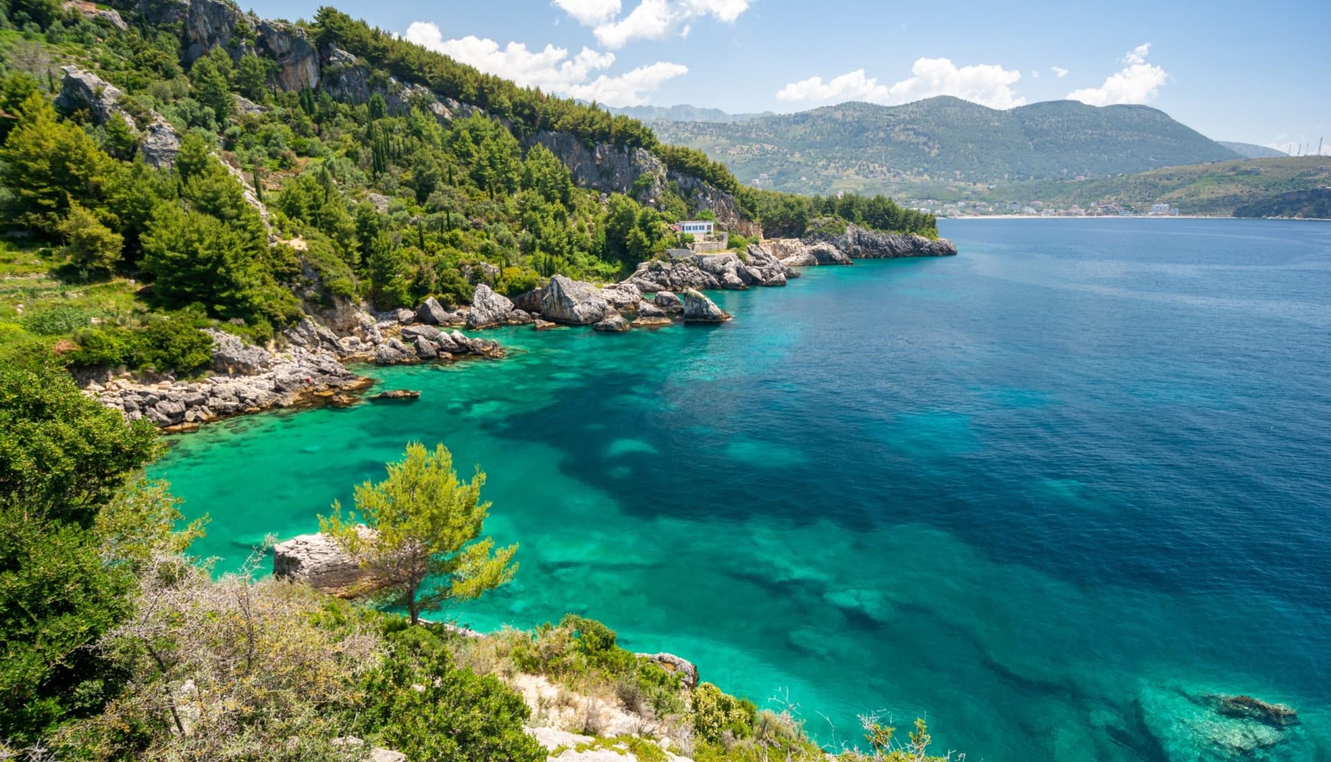 Entre Montagnes et Rivages : L'Albanie Insolite