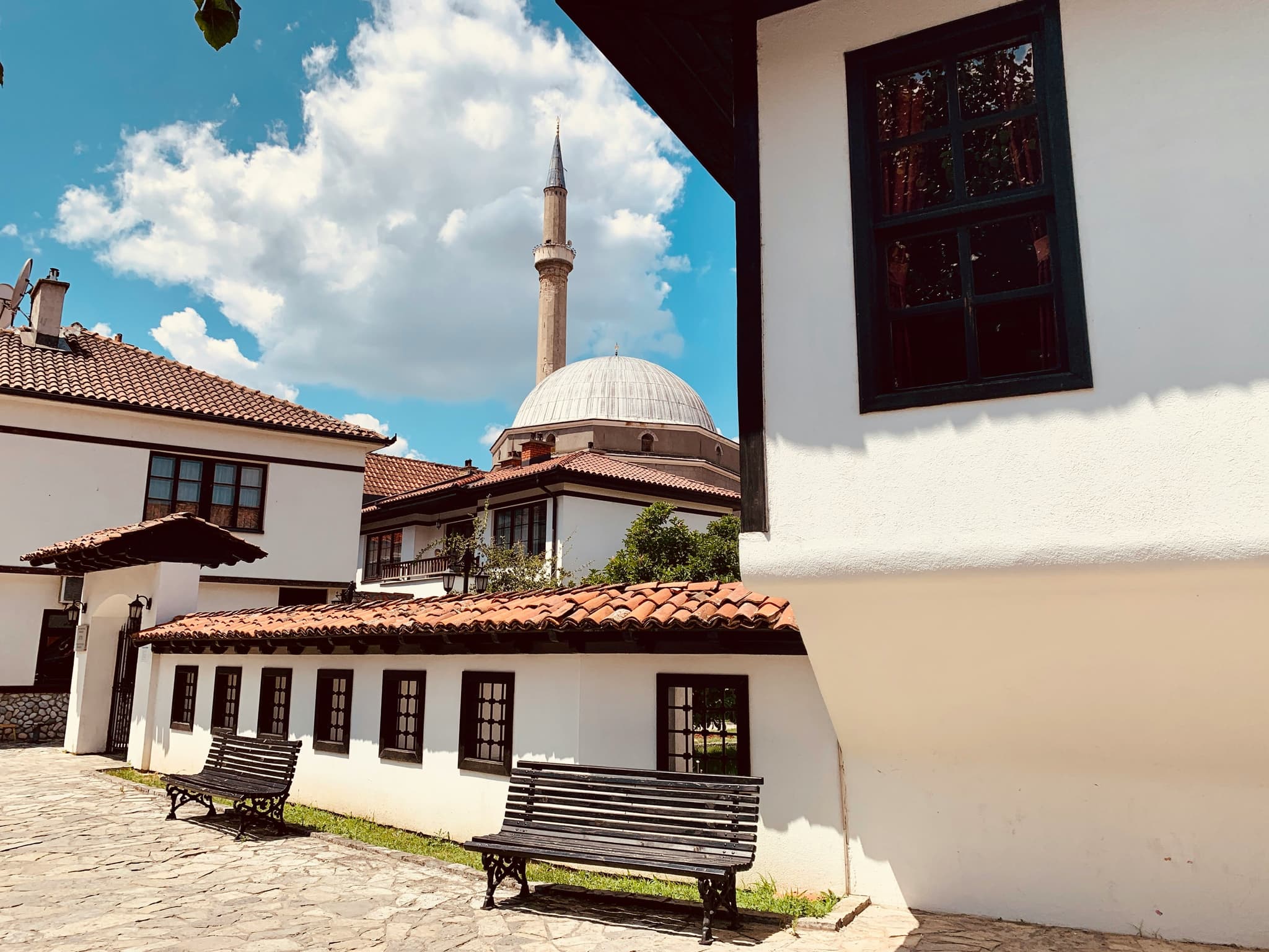 A land of memory and spirituality, Kosovo houses historical treasures of great importance. Walk through the sacred corridors of the medieval Visoki Dečani monastery, a masterpiece of Byzantine art with remarkably preserved frescoes. Also visit the Patriarchate of Peć, the former seat of the Serbian Orthodox Church, and the Ottoman fortress of Prizren which proudly dominates one of the most beautiful cities in the country. Each of these sites tells a complex story, reflecting the multiple influences that have shaped this region. These places steeped in history, protected by UNESCO, are opportunities to deeply explore the cultural and spiritual soul of Kosovo.