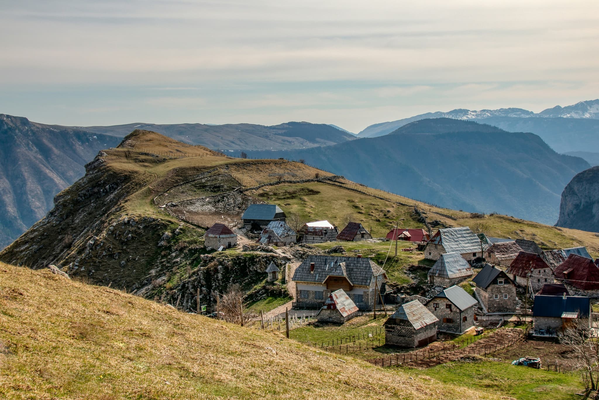 Traveling in Bosnia and Herzegovina means enjoying excellent value for money. Whether for accommodation, dining, or transportation, prices remain very accessible, even in major cities. A full meal costs about €4, and a beer rarely more than one euro. The country is also ideal for camping enthusiasts, with numerous natural sites, often free or very inexpensive.