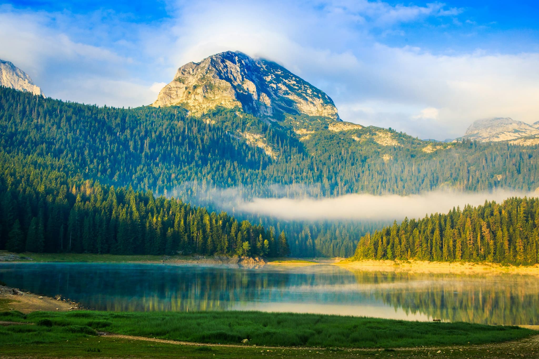 Durmitor National Park is a true natural sanctuary recognized by UNESCO, attracting lovers of adventure and wide-open spaces. Its impressive mountains, preserved forests, tumultuous rivers, and glacial lakes like Black Lake delight hikers, rafting enthusiasts, and skiers. Whether you're seeking thrills or absolute calm, Durmitor will fulfill all your expectations at the rhythm of its grandiose landscapes.