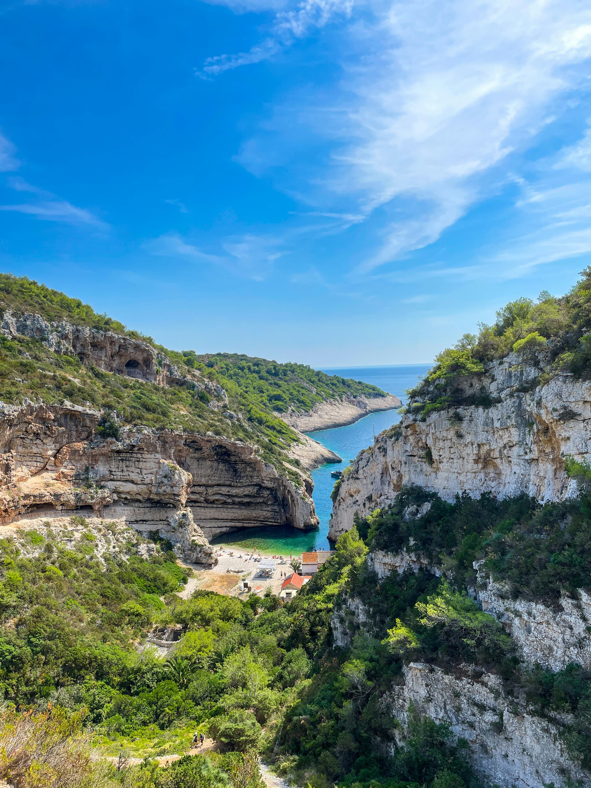 Avec ses eaux cristallines, ses plages de galets dorés et ses centaines d’îles, la côte adriatique croate est l’une des plus belles d’Europe. Que l’on explore les ruelles de Dubrovnik, que l’on navigue autour des îles de Hvar ou Korčula, ou que l’on se détende face au coucher de soleil à Zadar, la mer est toujours à portée de main. C’est la destination rêvée pour les amateurs de baignade, de balades en bateau ou simplement de farniente au soleil.