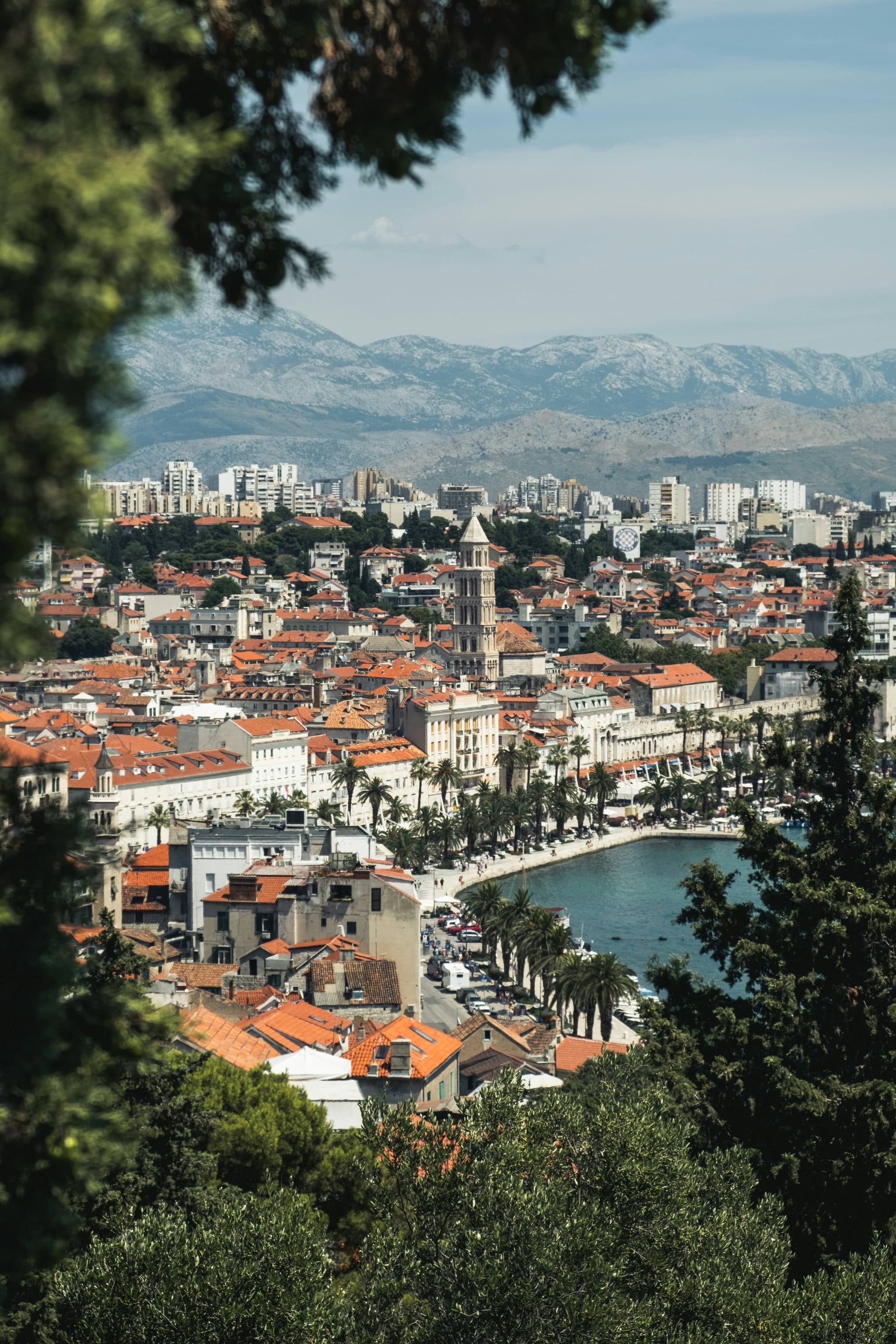 La Croatie est un véritable carrefour de civilisations. On y découvre des vestiges romains parfaitement conservés, comme le palais de Dioclétien à Split, des villages médiévaux perchés, des églises byzantines et des forteresses vénitiennes. Chaque ville a son histoire à raconter, chaque pierre témoigne d’un passé mouvementé. Entre festivals traditionnels, musées vivants et marchés locaux, la culture croate s’exprime avec générosité et passion, offrant aux visiteurs une immersion aussi enrichissante qu’authentique.