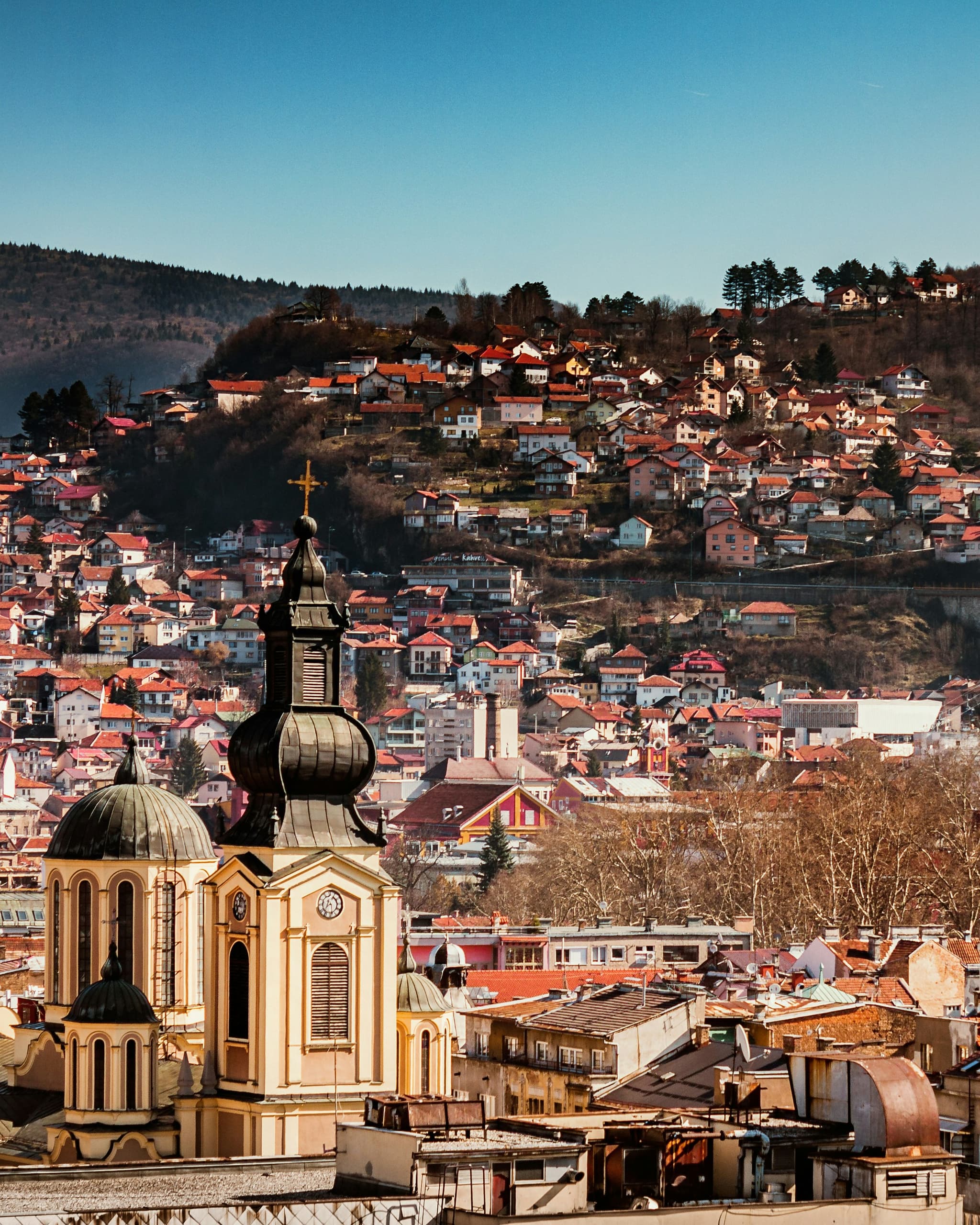 The capital of Bosnia and Herzegovina, Sarajevo is one of the most fascinating cities in Europe. At the crossroads of cultures and religions, it embodies the rich multicultural past of the Balkans. This is where history has often turned: the 1914 assassination that triggered World War I, the 1984 Winter Olympics, and the longest siege in modern history in the 90s. Despite these significant events, Sarajevo today maintains a peaceful atmosphere, authentic charm, and vibrant cultural energy.