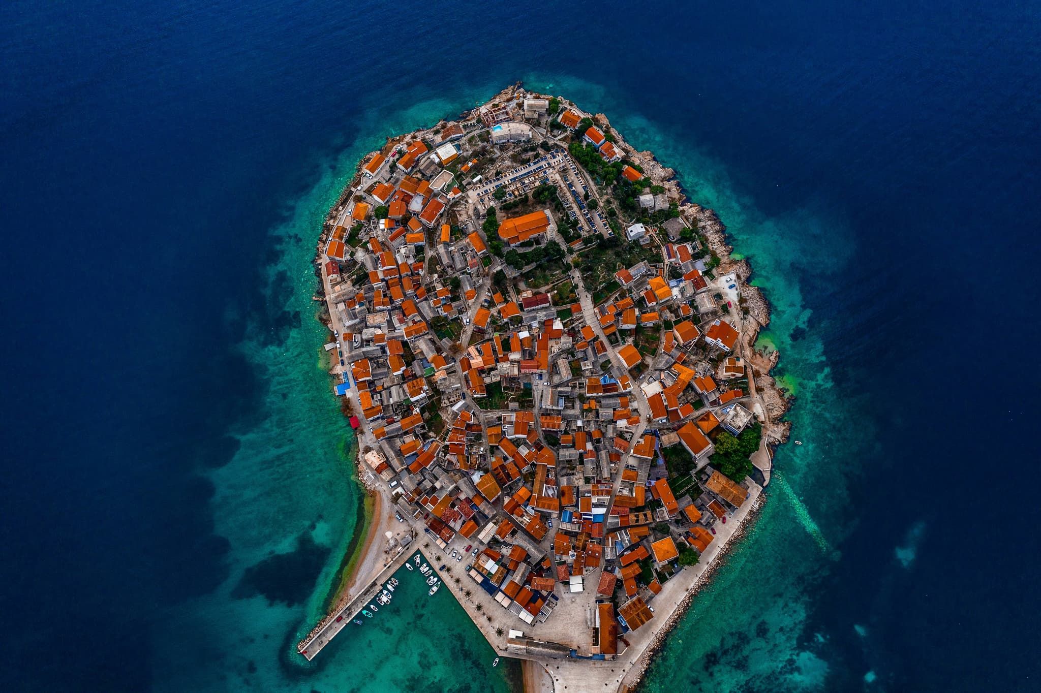 Entre mer turquoise, cités historiques et nature grandiose, la Croatie est une perle méditerranéenne où chaque voyage devient une aventure inoubliable.