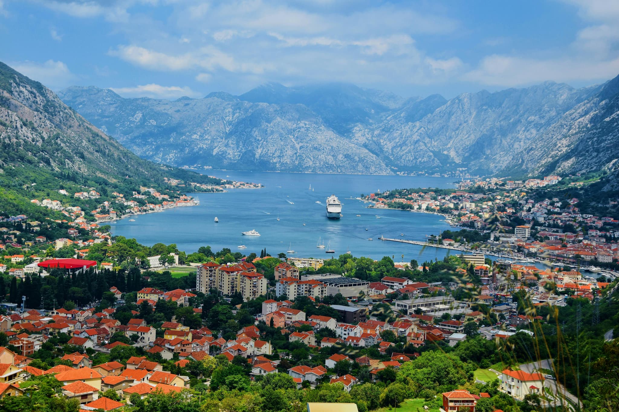 The Bay of Kotor offers a unique natural spectacle in Europe, where the Adriatic Sea deeply penetrates the land, forming a grandiose fjord surrounded by steep mountains. Listed as a UNESCO World Heritage site, the old town of Kotor charms with its remarkably preserved medieval heritage, cobbled streets, ancient churches, and fortresses offering exceptional views of the bay. A perfect destination to combine history and nature in the heart of a magical setting.