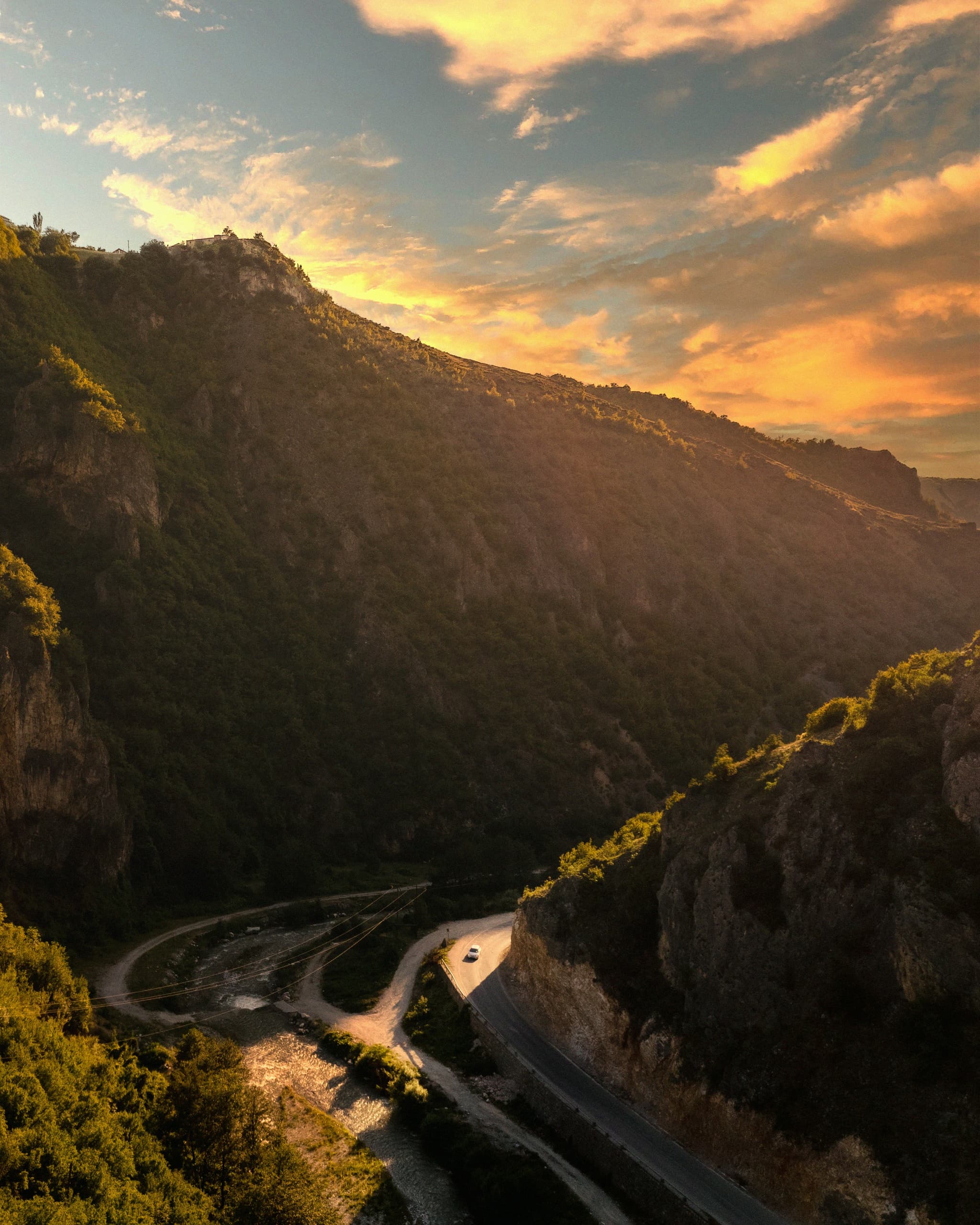 Kosovo is a still-unknown natural paradise, ideal for those seeking adventure and wide-open spaces. Hike in the Šar Mountains, in the south of the country, renowned for their majestic peaks, flowering alpine meadows, and crystal-clear lakes. Discover the Rugova Gorge, near Peja, where spectacular landscapes blend steep cliffs, refreshing waterfalls, and dense forests, perfect for outdoor sports like climbing, canyoning, and hiking. Meet warm locals in remote villages, and experience an adventure off the beaten path in the heart of intact and authentic nature.