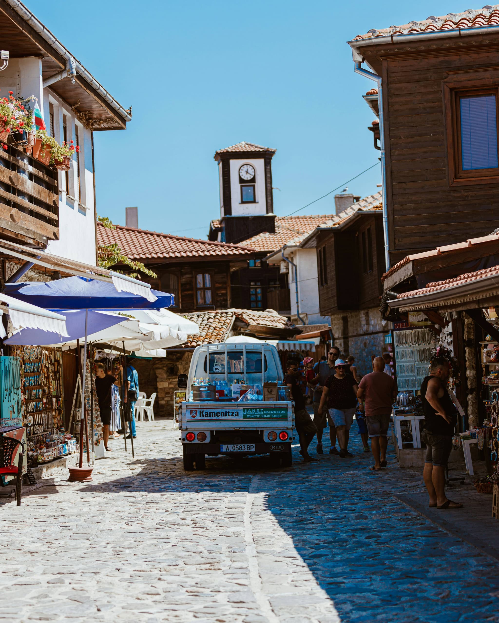 Bulgaria also surprises with its vibrant nightlife! Lounge bars, electro festivals, lively clubs, and musical traditions intertwine in a warm and relaxed atmosphere. By the sea, in the mountains, or in the city, life is celebrated until the end of the night.