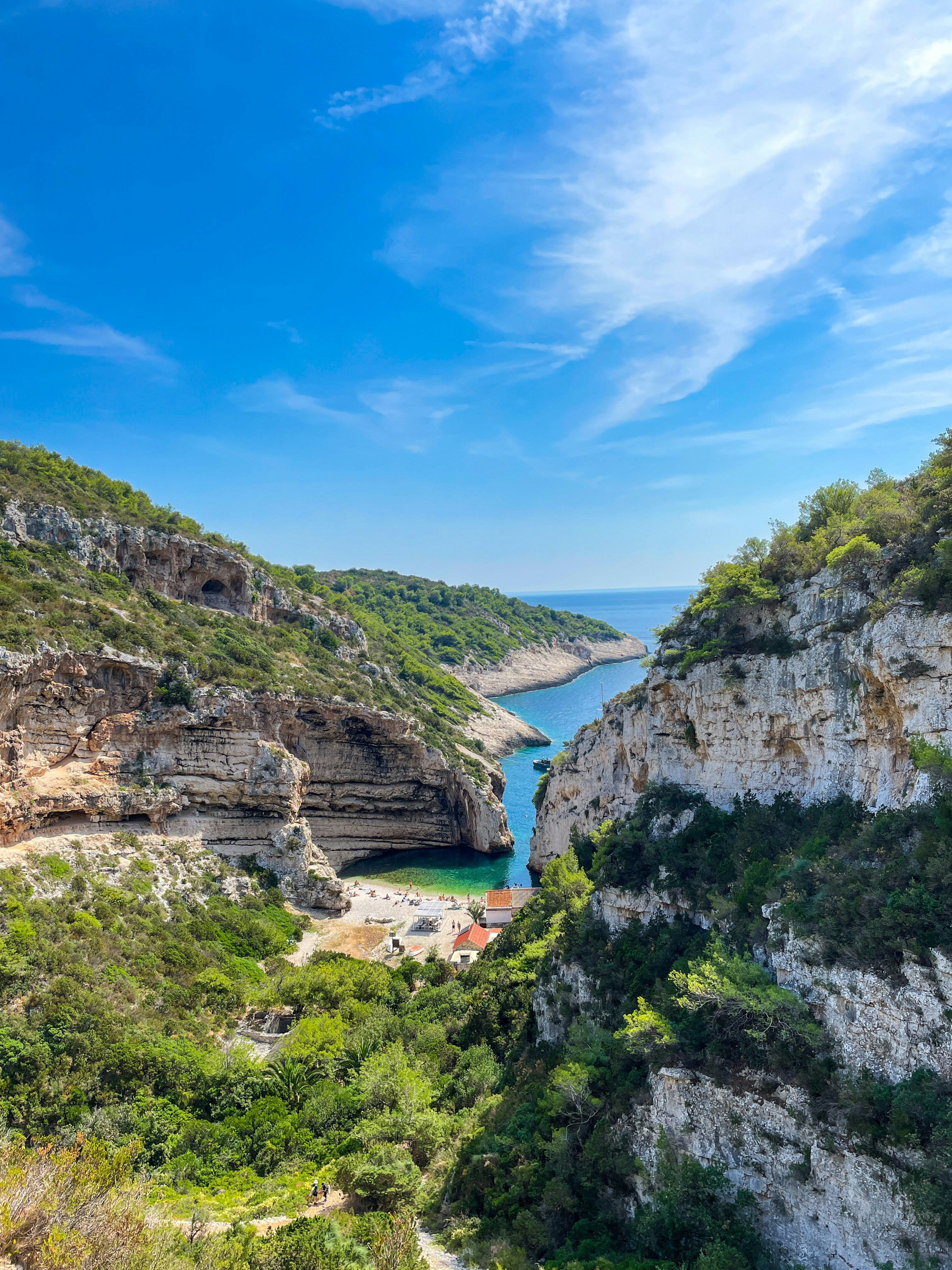 Avec ses eaux cristallines, ses plages de galets dorés et ses centaines d’îles, la côte adriatique croate est l’une des plus belles d’Europe. Que l’on explore les ruelles de Dubrovnik, que l’on navigue autour des îles de Hvar ou Korčula, ou que l’on se détende face au coucher de soleil à Zadar, la mer est toujours à portée de main. C’est la destination rêvée pour les amateurs de baignade, de balades en bateau ou simplement de farniente au soleil.