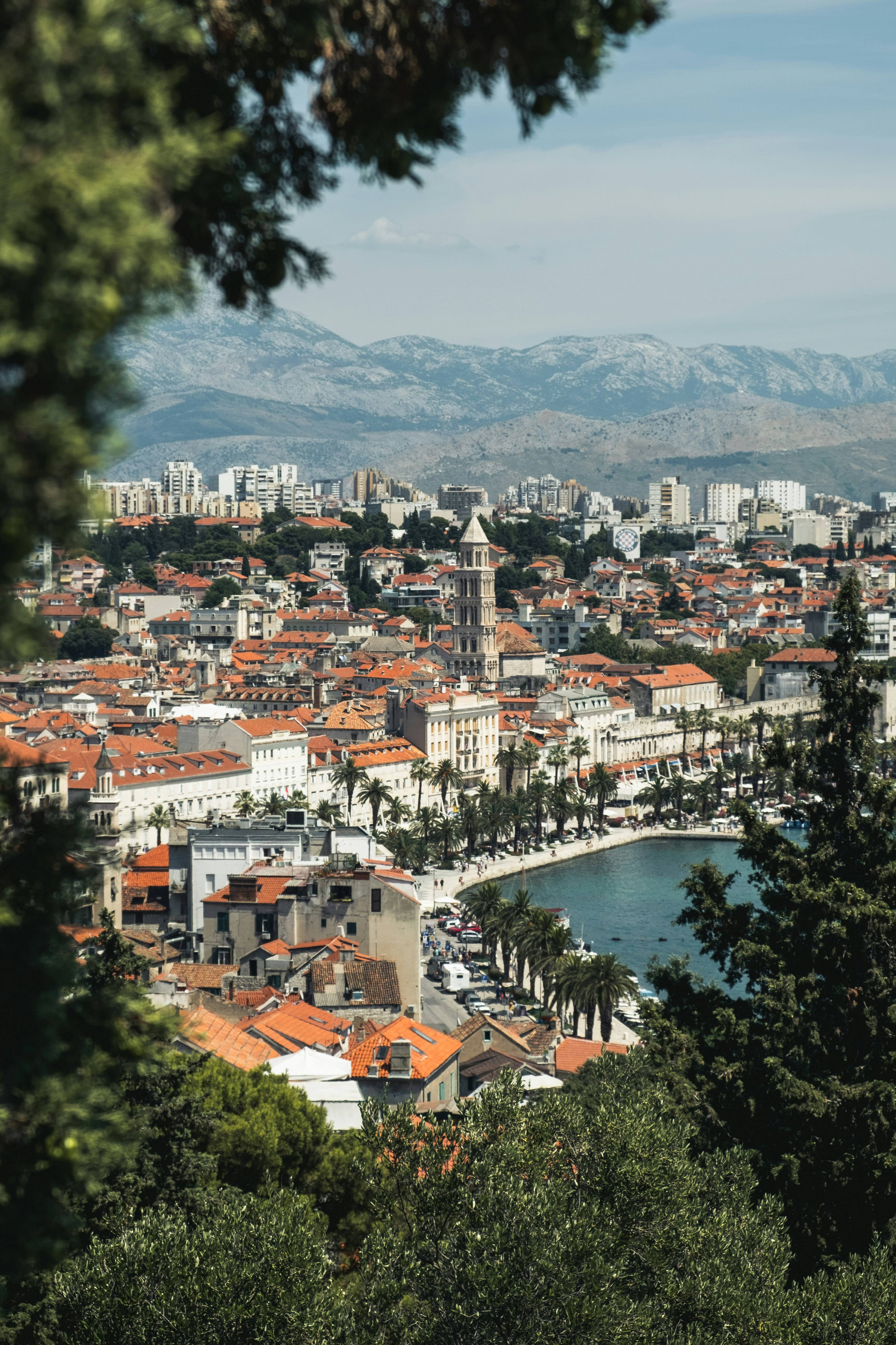 La Croatie est un véritable carrefour de civilisations. On y découvre des vestiges romains parfaitement conservés, comme le palais de Dioclétien à Split, des villages médiévaux perchés, des églises byzantines et des forteresses vénitiennes. Chaque ville a son histoire à raconter, chaque pierre témoigne d’un passé mouvementé. Entre festivals traditionnels, musées vivants et marchés locaux, la culture croate s’exprime avec générosité et passion, offrant aux visiteurs une immersion aussi enrichissante qu’authentique.