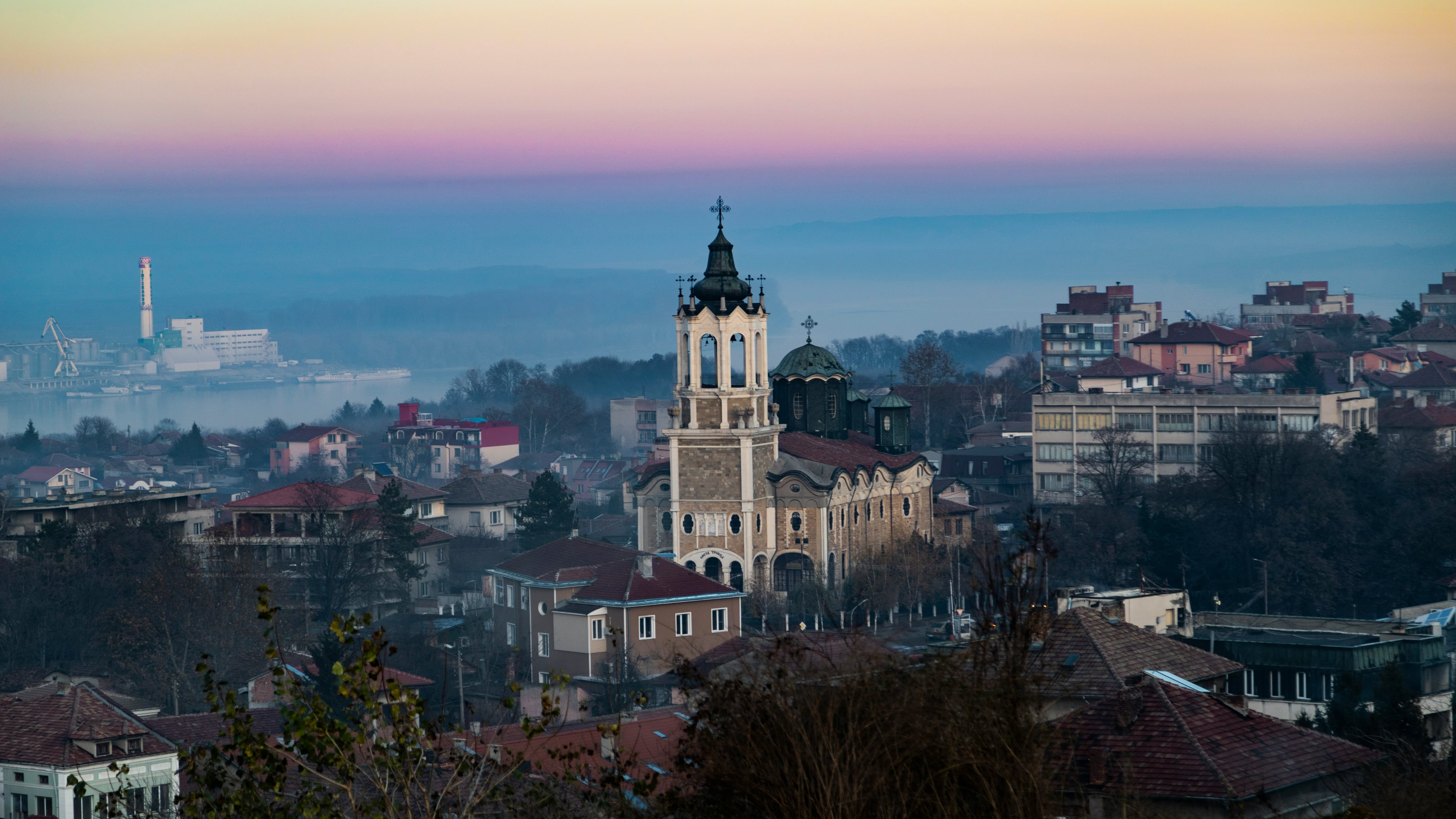 Longtemps restée dans l’ombre de ses voisins, la Bulgarie s’ouvre aujourd’hui aux voyageurs en quête d’authenticité. Entre traditions ancestrales, villages figés dans le temps et nature intacte, le pays dévoile une richesse insoupçonnée loin du tourisme de masse. Une terre d’hospitalité et de surprises à chaque détour.