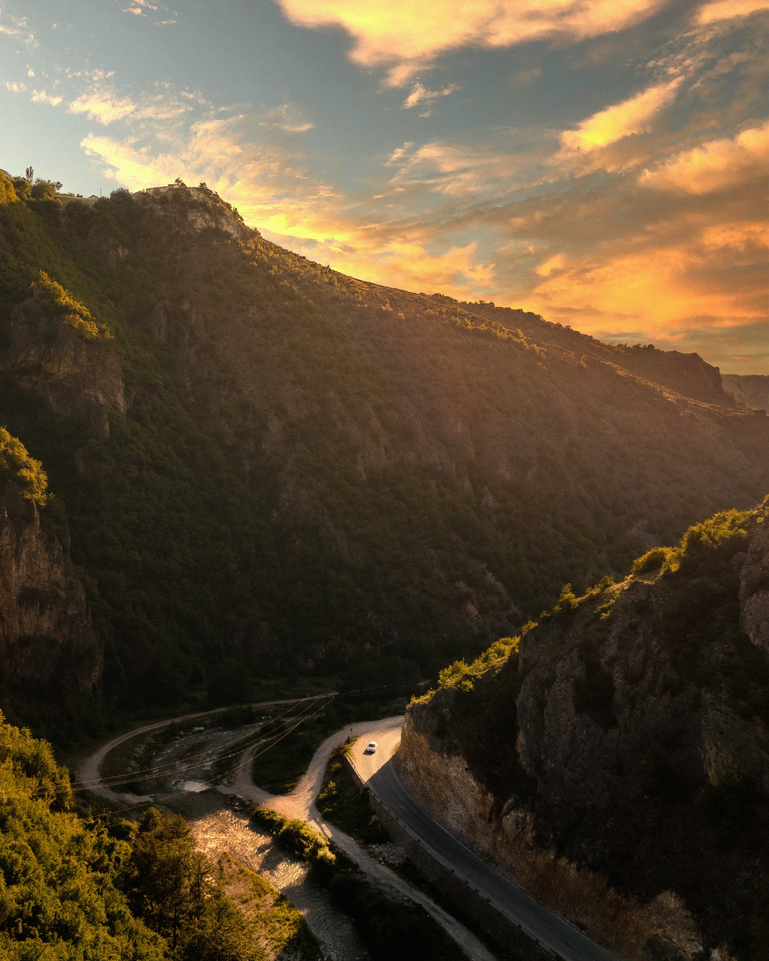Kosovo is a still-unknown natural paradise, ideal for those seeking adventure and wide-open spaces. Hike in the Šar Mountains, in the south of the country, renowned for their majestic peaks, flowering alpine meadows, and crystal-clear lakes. Discover the Rugova Gorge, near Peja, where spectacular landscapes blend steep cliffs, refreshing waterfalls, and dense forests, perfect for outdoor sports like climbing, canyoning, and hiking. Meet warm locals in remote villages, and experience an adventure off the beaten path in the heart of intact and authentic nature.