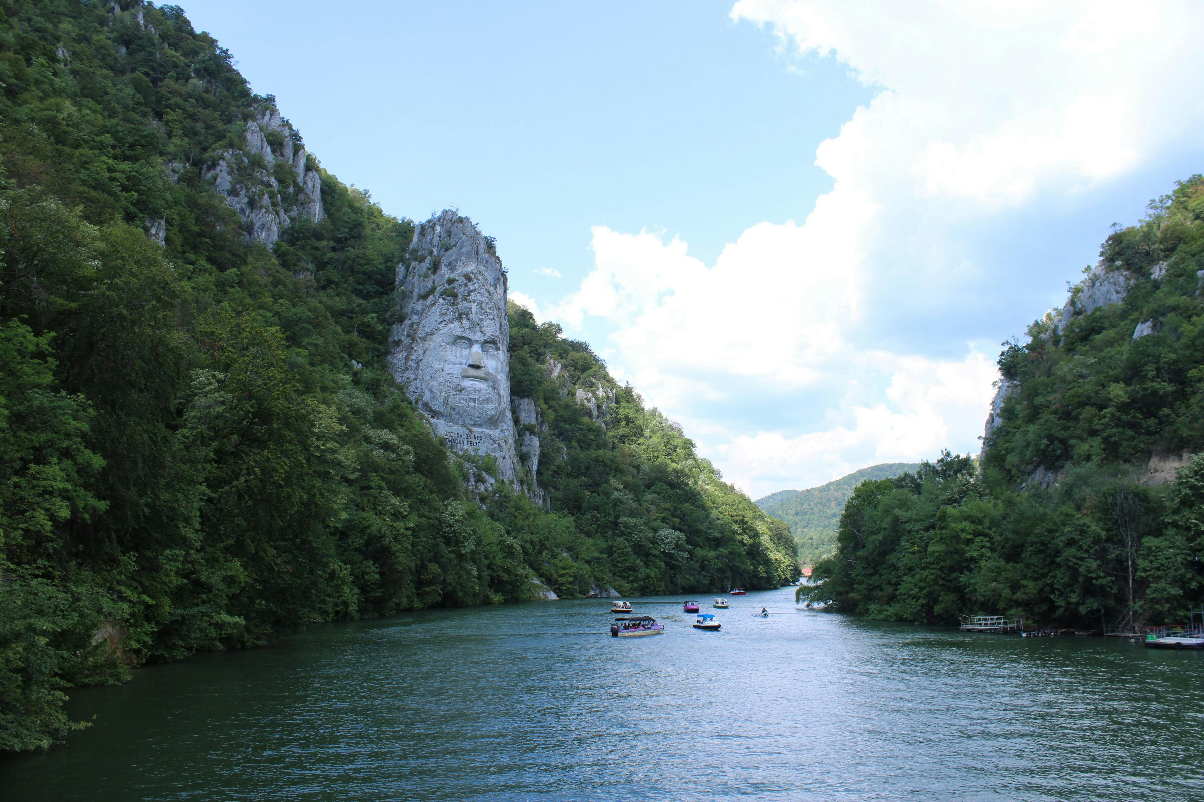 Réserve de biosphère classée à l'UNESCO, le delta du Danube est le plus grand delta d'Europe et un paradis pour les ornithologues. On y observe pélicans frisés, hérons, cormorans et plus de 300 espèces d'oiseaux dans un labyrinthe de canaux, de lacs et de forêts inondées. Les villages de pêcheurs lipovènes perpétuent un mode de vie ancestral. Non loin, la côte de la mer Noire offre des plages sauvages et des stations balnéaires comme Constanța, cité antique chargée d'histoire.