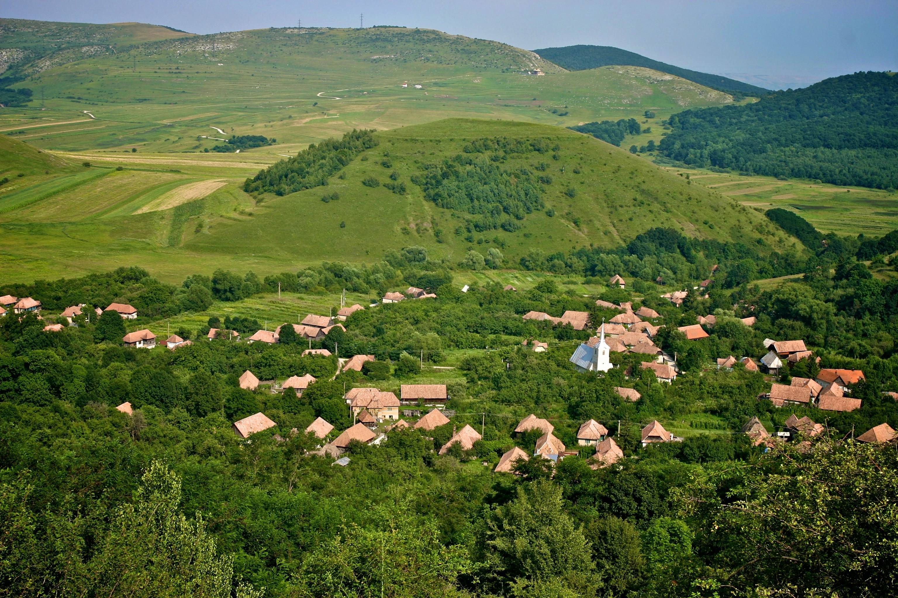 Les villages saxons de Transylvanie sont de véritables joyaux du patrimoine européen. Viscri, Biertan, Prejmer... Ces bourgs authentiques aux maisons colorées et aux églises fortifiées témoignent de sept siècles de présence saxonne. Classés au patrimoine mondial de l'UNESCO, ils offrent une plongée dans un mode de vie rural préservé, où les charrettes tirées par des chevaux sillonnent encore les ruelles pavées et où l'hospitalité locale réchauffe le cœur des voyageurs.
